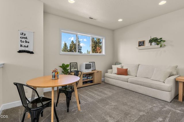 62678 NW Mt Thielsen Drive, Bend, OR 97703