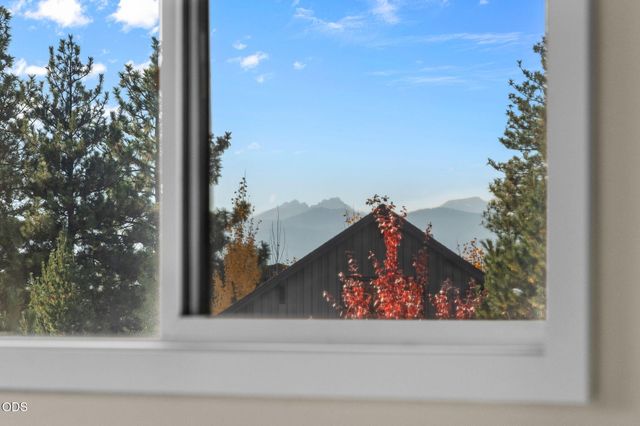 62678 NW Mt Thielsen Drive, Bend, OR 97703