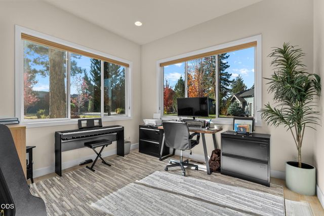 62678 NW Mt Thielsen Drive, Bend, OR 97703