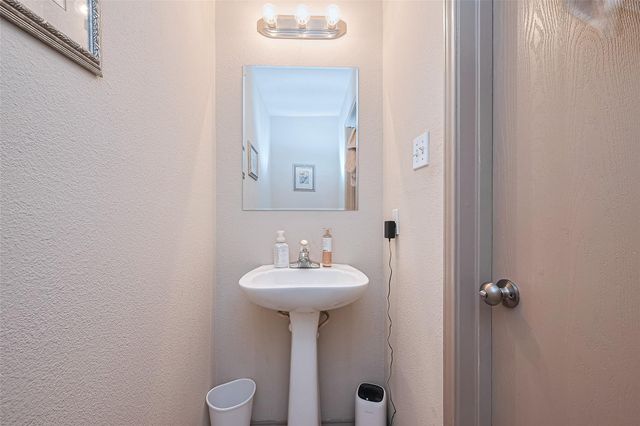 802 Remington Walk Court, Houston, TX 77073