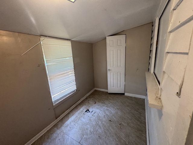 1829 THE OAKS AVE, Memphis, TN 38127
