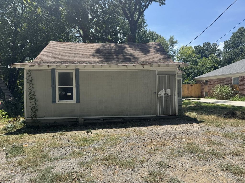 1829 THE OAKS AVE, Memphis, TN 38127