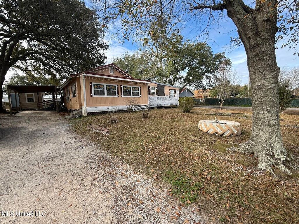 544 Demontluzin Avenue, Bay Saint Louis, MS 39520
