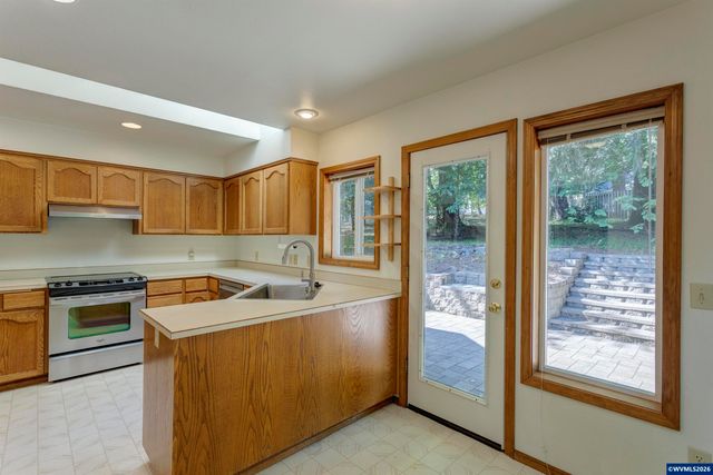 2062 NW Myrtlewood Wy, Corvallis, OR 97330