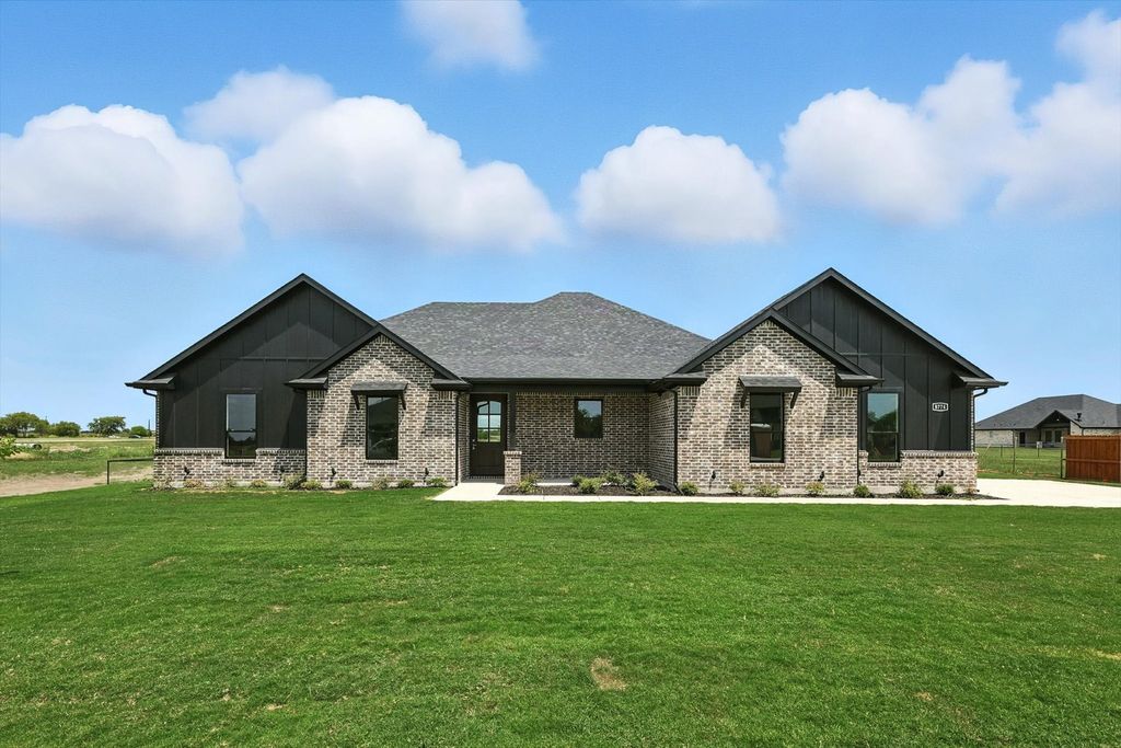 8774 Kassandra Drive, Sanger, TX 76266