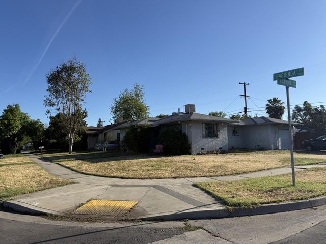 3856 N Hacienda Drive, Fresno, CA 93705