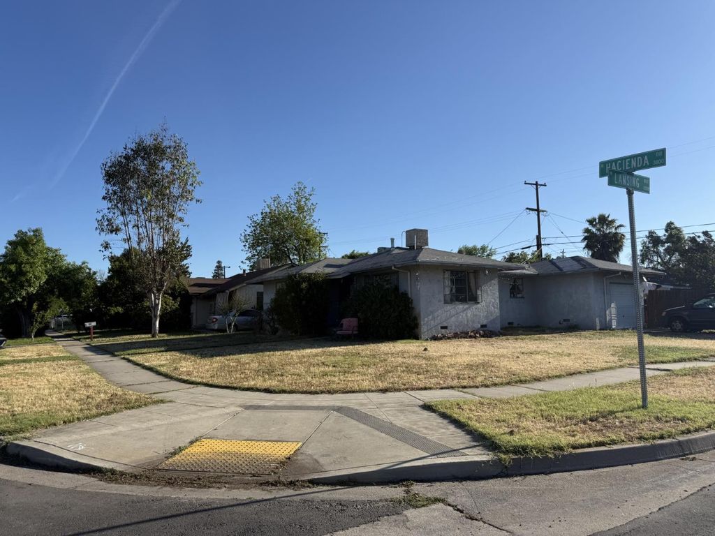 Image 2 of property listing at 3856 N Hacienda Drive, Fresno, CA 93705