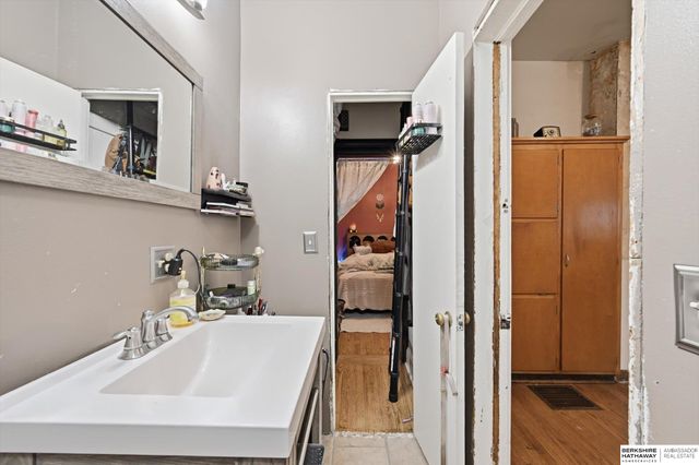 982 S 50th Street, Omaha, NE 68106