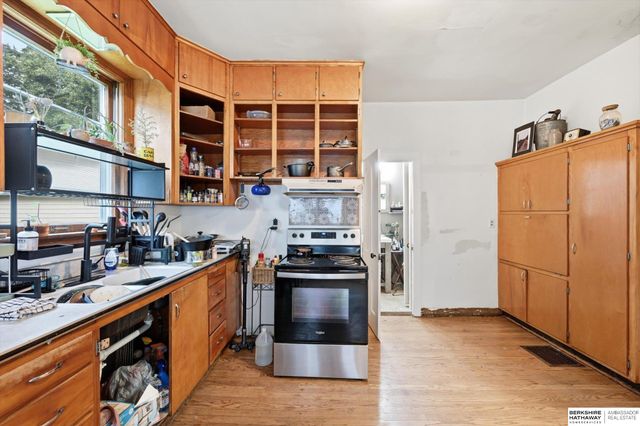 982 S 50th Street, Omaha, NE 68106