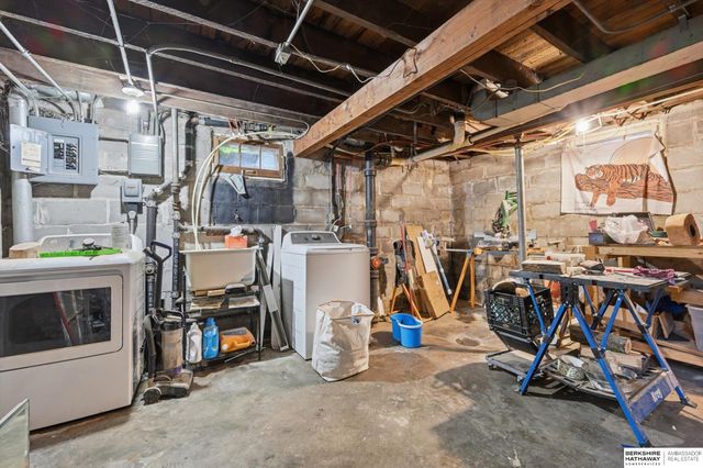 982 S 50th Street, Omaha, NE 68106