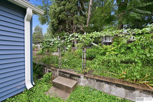 982 S 50th Street, Omaha, NE 68106