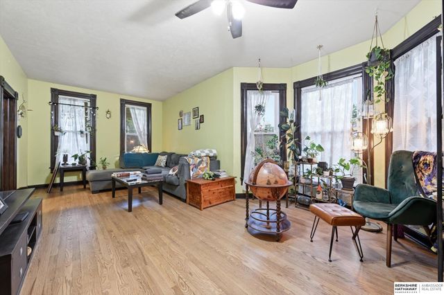 982 S 50th Street, Omaha, NE 68106
