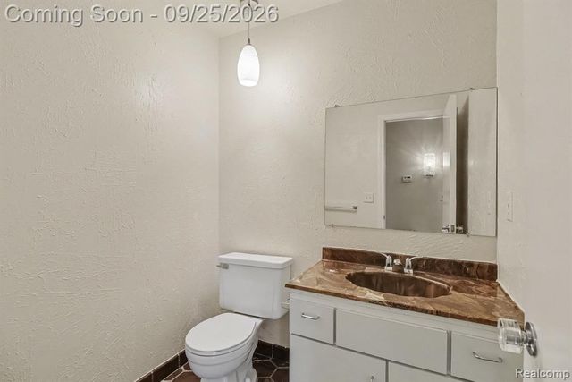 4190 Wabeek Lake Drive, Bloomfield Hills, MI 48302