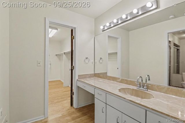 4190 Wabeek Lake Drive, Bloomfield Hills, MI 48302