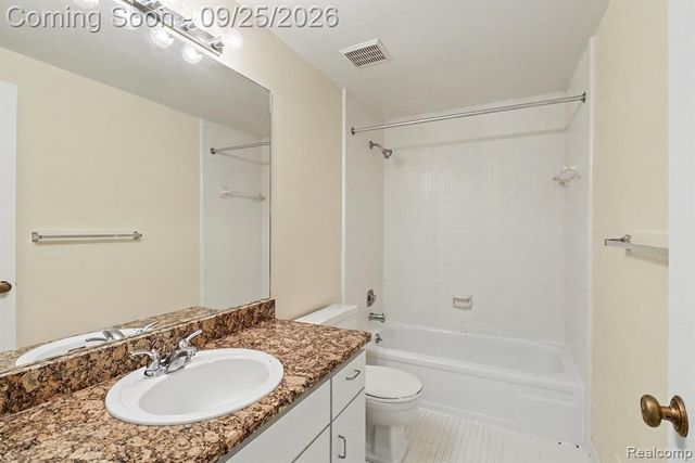 4190 Wabeek Lake Drive, Bloomfield Hills, MI 48302