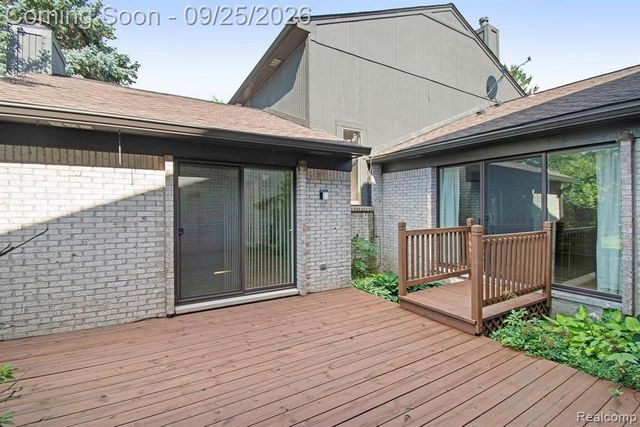 4190 Wabeek Lake Drive, Bloomfield Hills, MI 48302