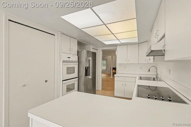 4190 Wabeek Lake Drive, Bloomfield Hills, MI 48302