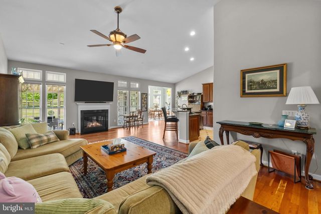 35987 BIRCH HOLLOW LN, Hillsboro, VA 20132