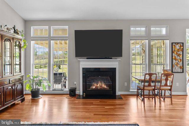 35987 BIRCH HOLLOW LN, Hillsboro, VA 20132