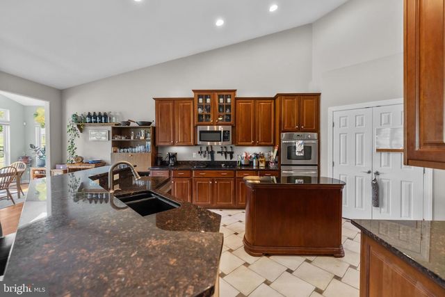 35987 BIRCH HOLLOW LN, Hillsboro, VA 20132