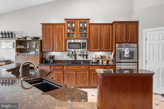 35987 BIRCH HOLLOW LN, Hillsboro, VA 20132