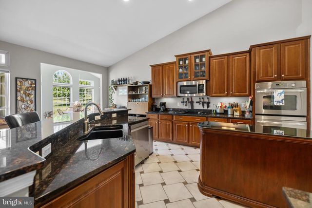 35987 BIRCH HOLLOW LN, Hillsboro, VA 20132