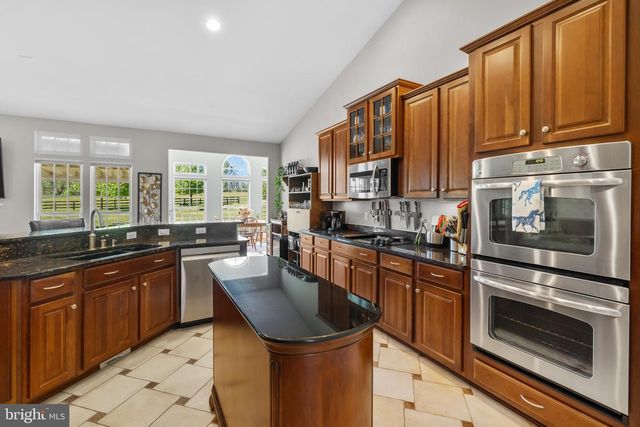 35987 BIRCH HOLLOW LN, Hillsboro, VA 20132