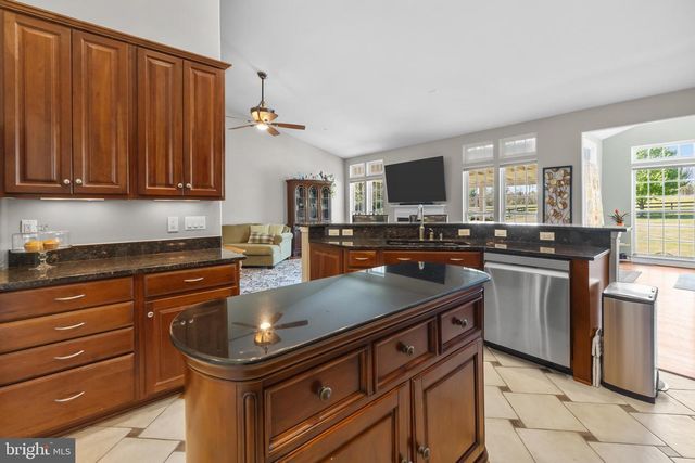 35987 BIRCH HOLLOW LN, Hillsboro, VA 20132