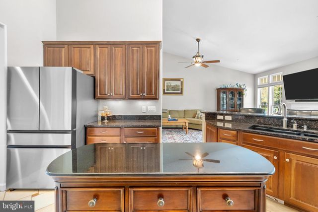 35987 BIRCH HOLLOW LN, Hillsboro, VA 20132
