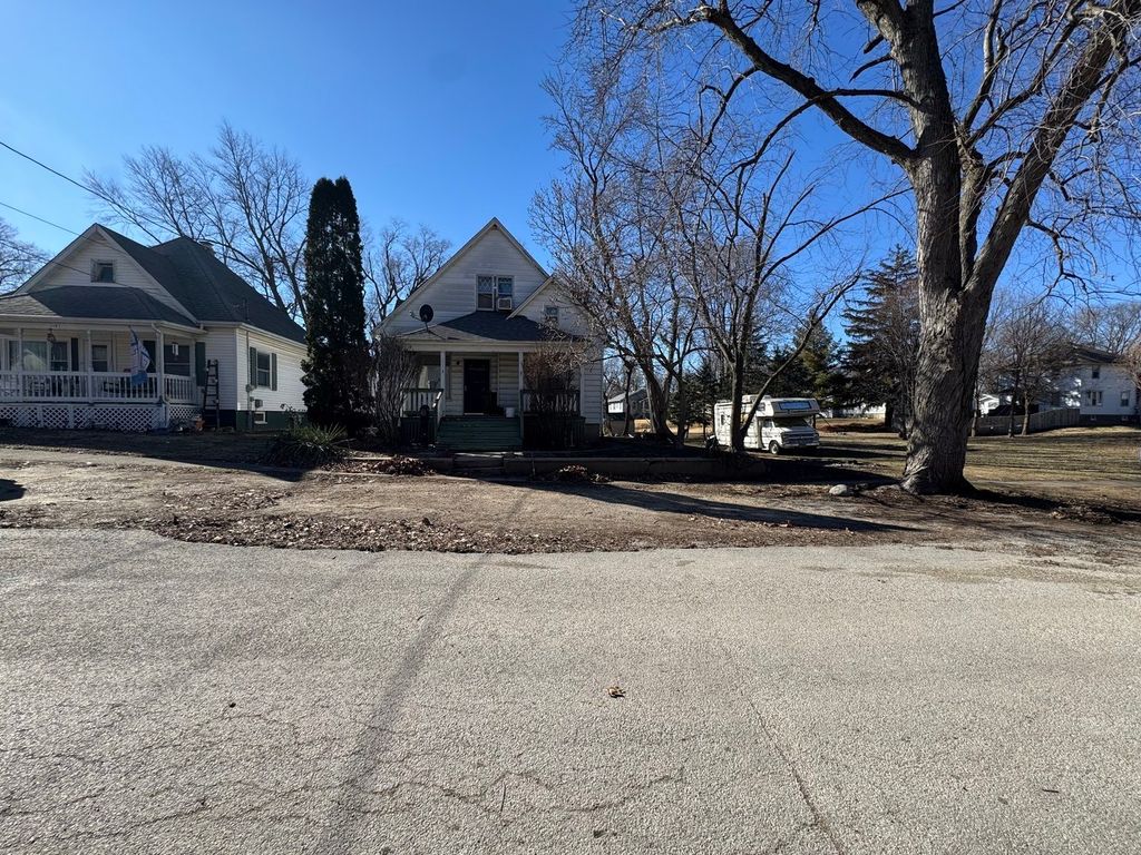 Image 1 of property listing at 113 S Isabella Street, Clinton, IL 61727