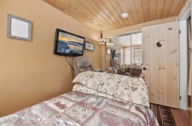 230 Vista Avenue, Sugarloaf, CA 92386