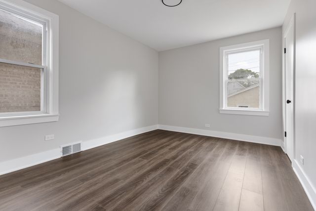 8647 S Kingston Avenue, Chicago, IL 60617