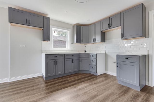 8647 S Kingston Avenue, Chicago, IL 60617