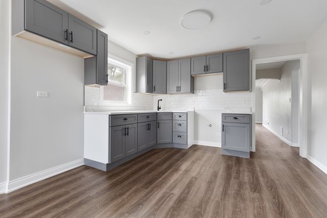 8647 S Kingston Avenue, Chicago, IL 60617