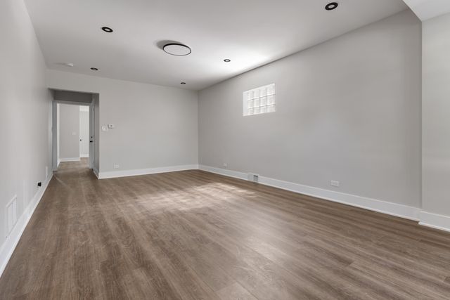 8647 S Kingston Avenue, Chicago, IL 60617