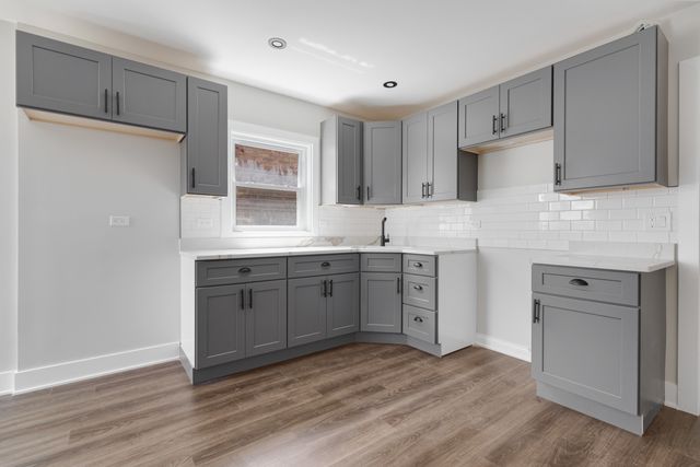 8647 S Kingston Avenue, Chicago, IL 60617