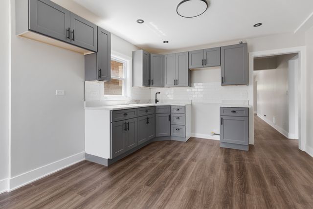 8647 S Kingston Avenue, Chicago, IL 60617