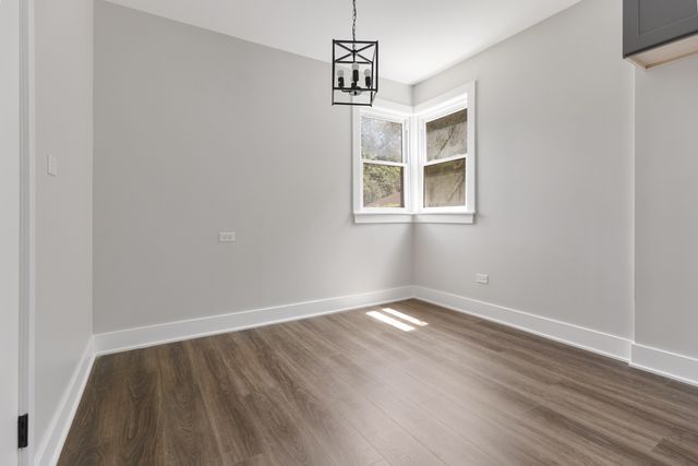 8647 S Kingston Avenue, Chicago, IL 60617