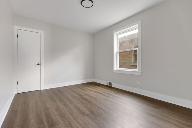 8647 S Kingston Avenue, Chicago, IL 60617