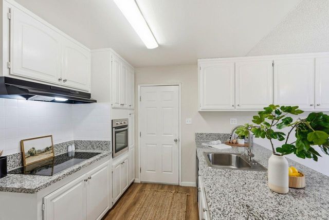 8200 Zenith Dr, Citrus Heights, CA 95621