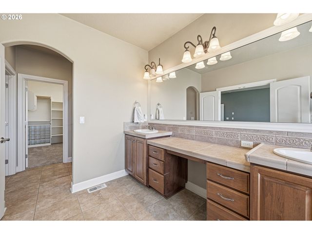 1574 S Redwood St, Canby, OR 97013