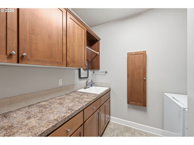 1574 S Redwood St, Canby, OR 97013