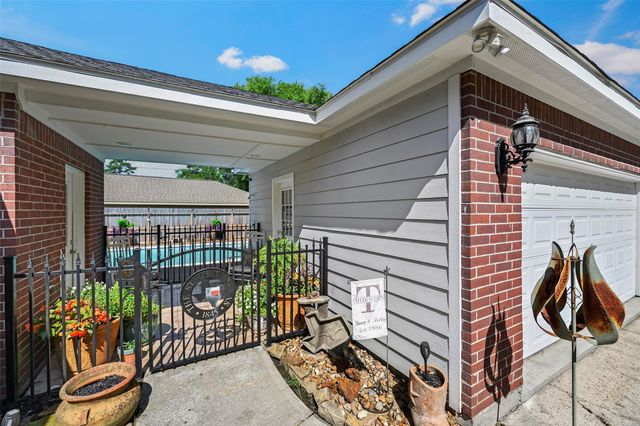 303 Beaumont Drive, Magnolia, TX 77354