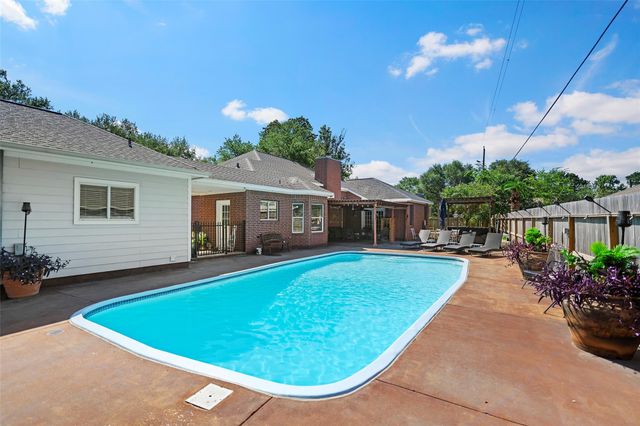 303 Beaumont Drive, Magnolia, TX 77354