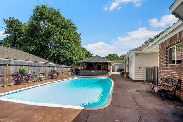 303 Beaumont Drive, Magnolia, TX 77354