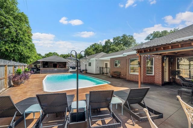 303 Beaumont Drive, Magnolia, TX 77354