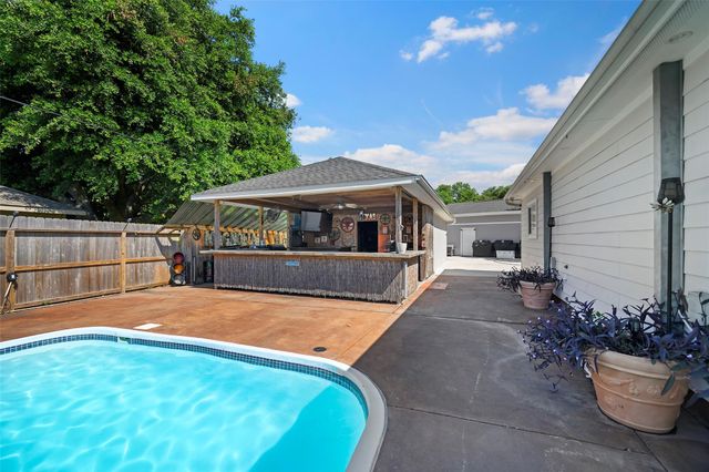 303 Beaumont Drive, Magnolia, TX 77354