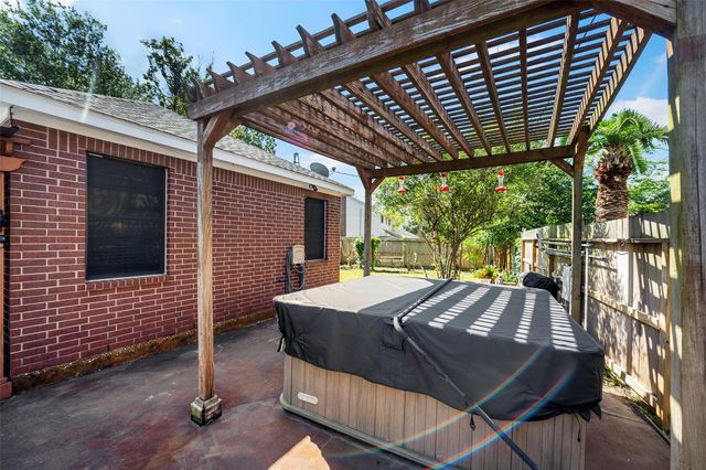 303 Beaumont Drive, Magnolia, TX 77354