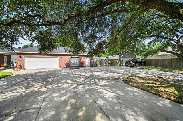 303 Beaumont Drive, Magnolia, TX 77354