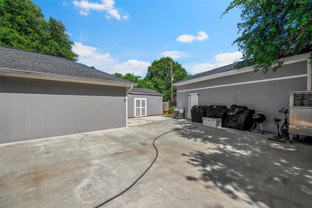303 Beaumont Drive, Magnolia, TX 77354